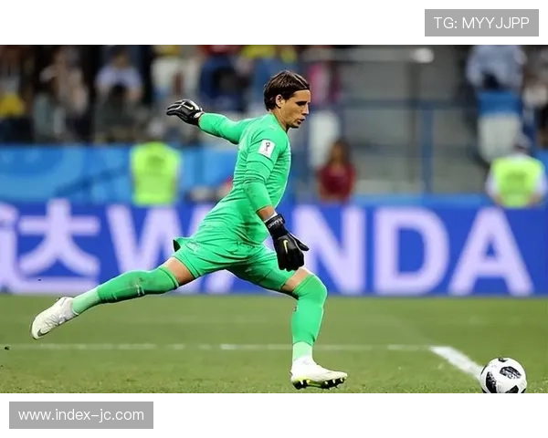 场边小球迷获赠手套，门将索默暖心互动